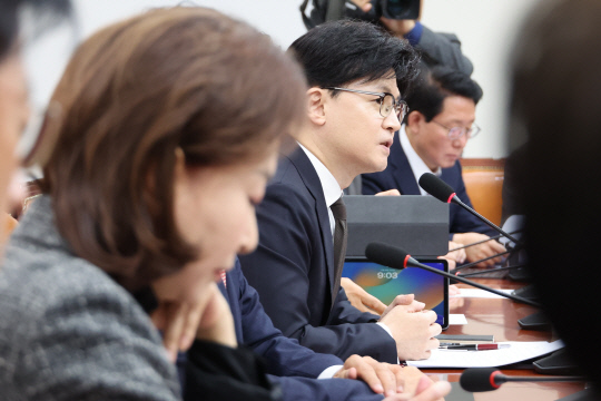 지난 11월28일 한동훈 국민의힘 대표가 국회 본청에서 열린 최고위원회의에서 발언하고 있다. 왼쪽은 당원게시판 갈등 관련 미확인 의혹 제기로 한 대표와 충돌했던 김민전 최고위원.<연합뉴스 사진>